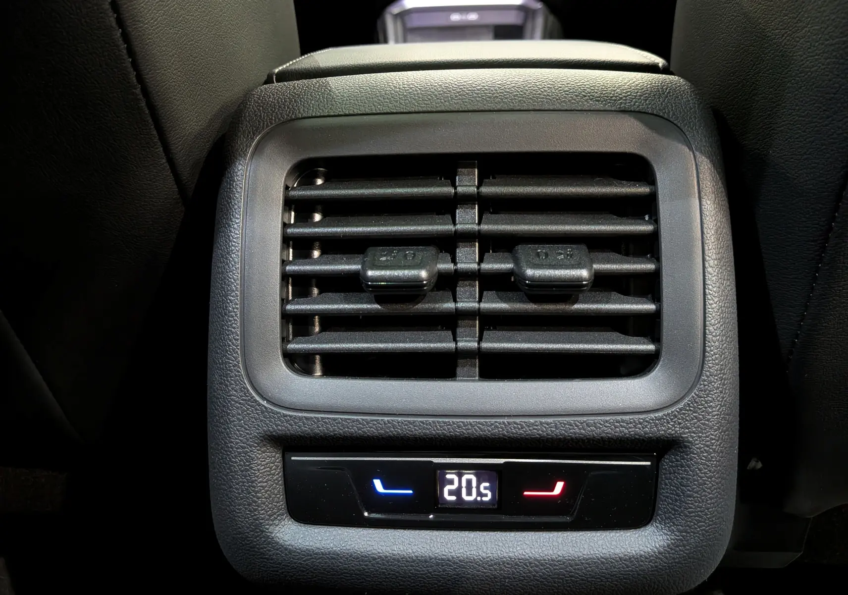 Gros plan sur la ventilation arrière et le contrôle de température digital à 20,5°C dans un Volkswagen T-Roc noir Ebène.