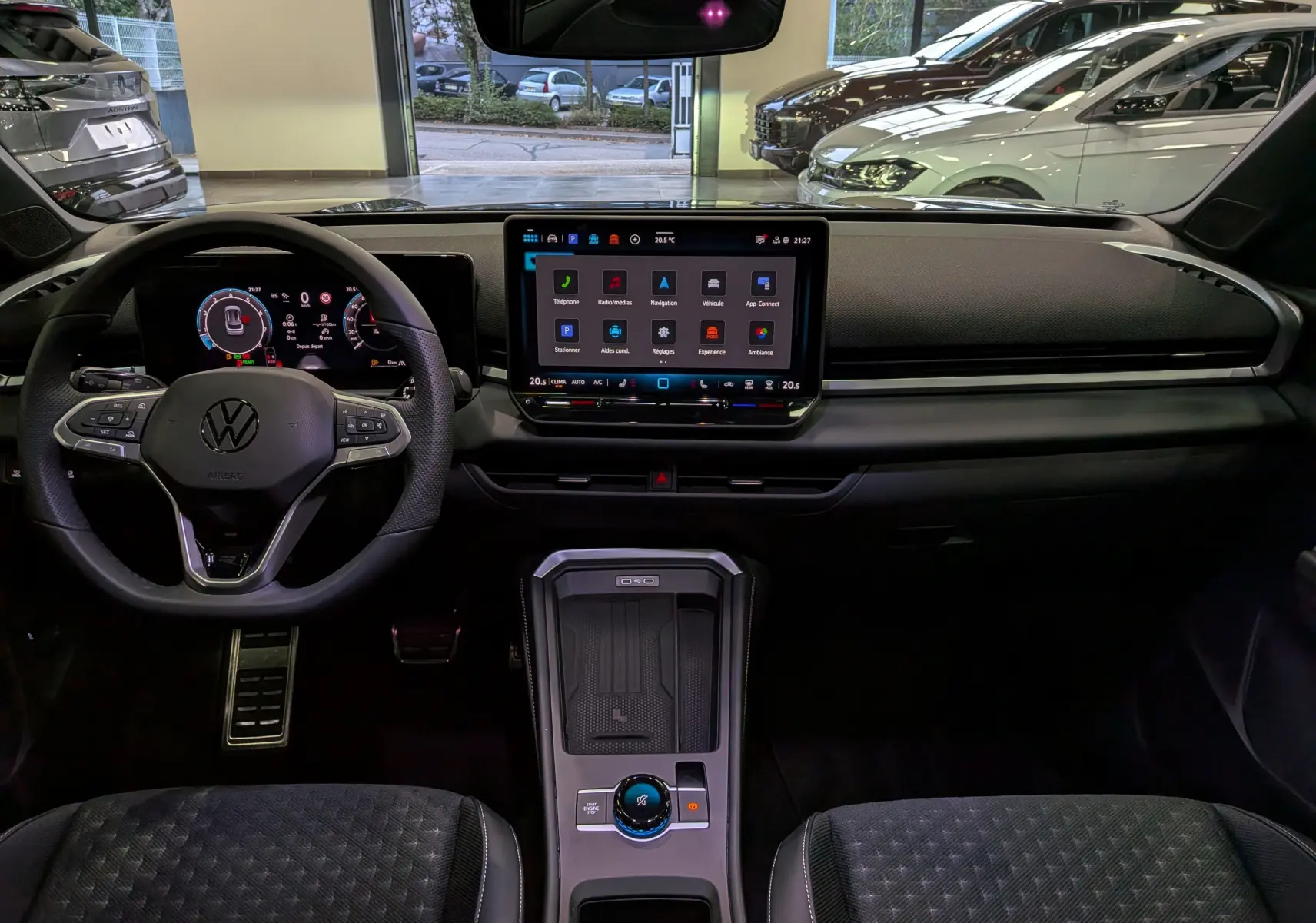Vue intérieure avant du Volkswagen T-Roc eTSI 150 R-Line 2026, avec tableau de bord numérique et écran tactile central.