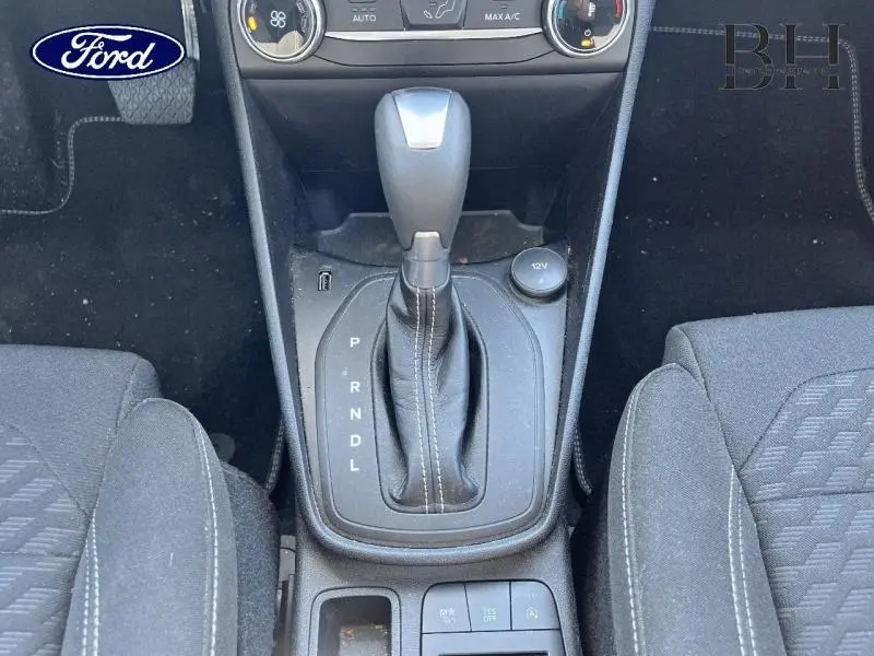 Levier de vitesses automatique en cuir de la Ford Fiesta Titanium Business 2022, entouré des sièges en tissu noir.