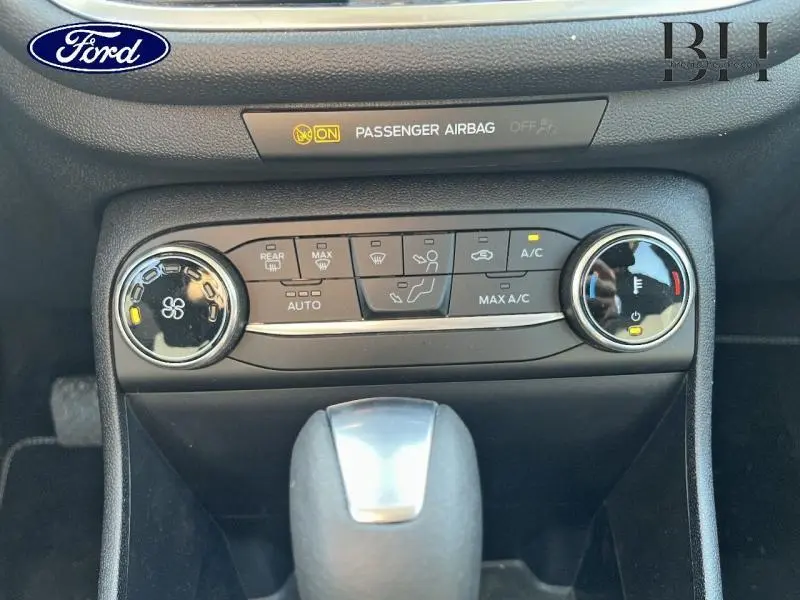 Panneau de climatisation automatique et levier de vitesse cuir dans une Ford Fiesta Bleu Azur 2022 vue intérieure centrale.