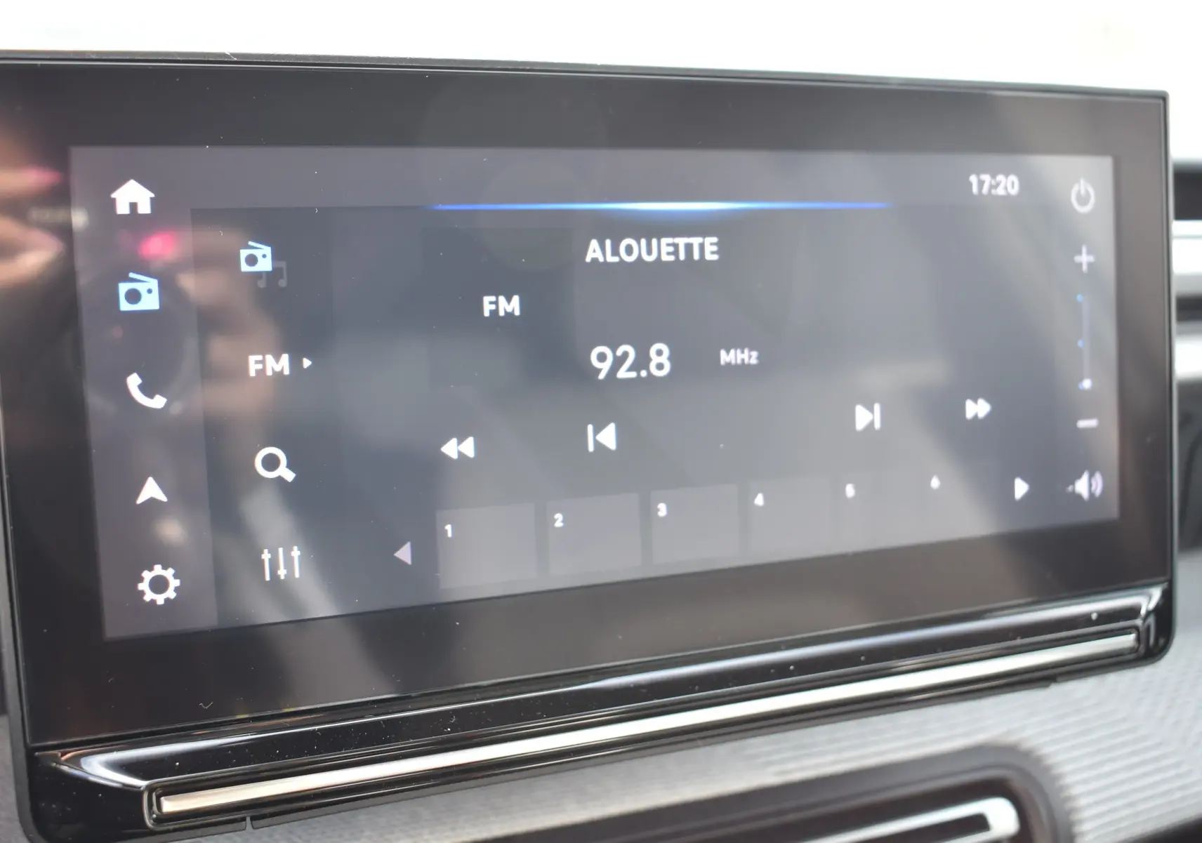 Écran tactile central affichant la radio FM sur une Citroën C3 2025 bleu toit noir, vue intérieure du tableau de bord.