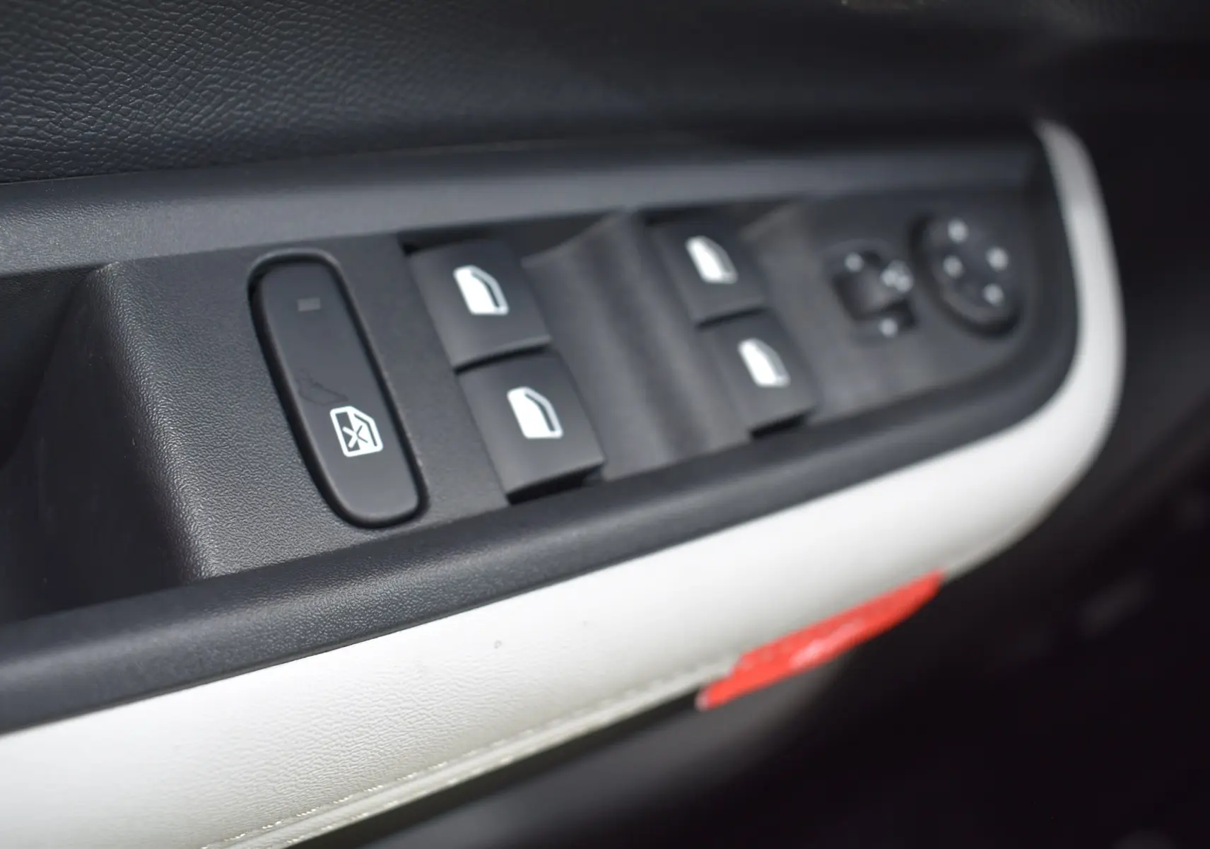 Commande des vitres électriques et réglage des rétroviseurs sur la porte côté conducteur d'une Citroën C3 2025.