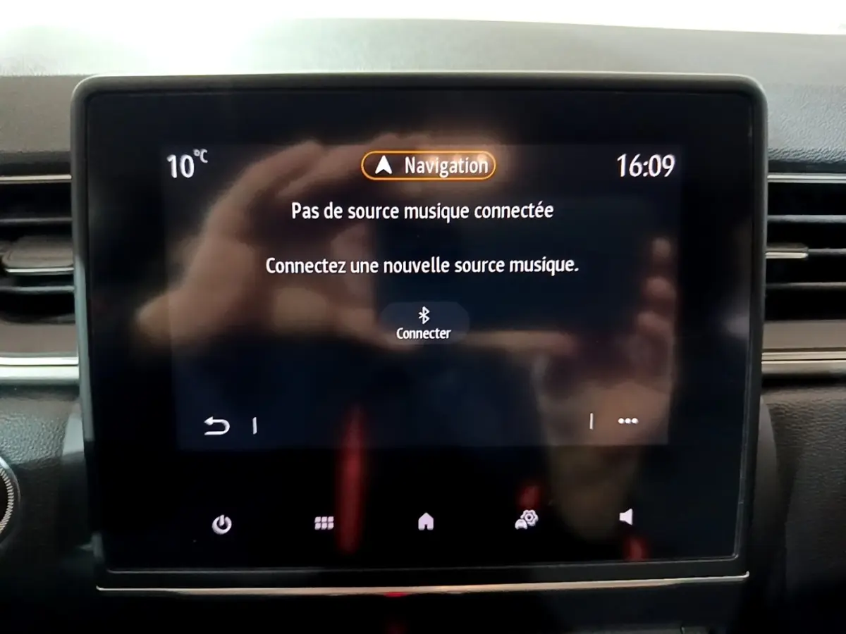 Écran tactile central du tableau de bord du Renault Captur gris clair, affichant le menu de navigation.