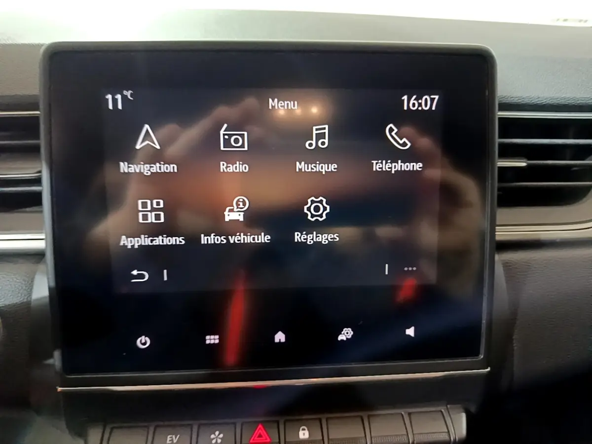Écran tactile central allumé du Renault Captur Intens E-Tech hybride rechargeable 2021, vue frontale intérieure.