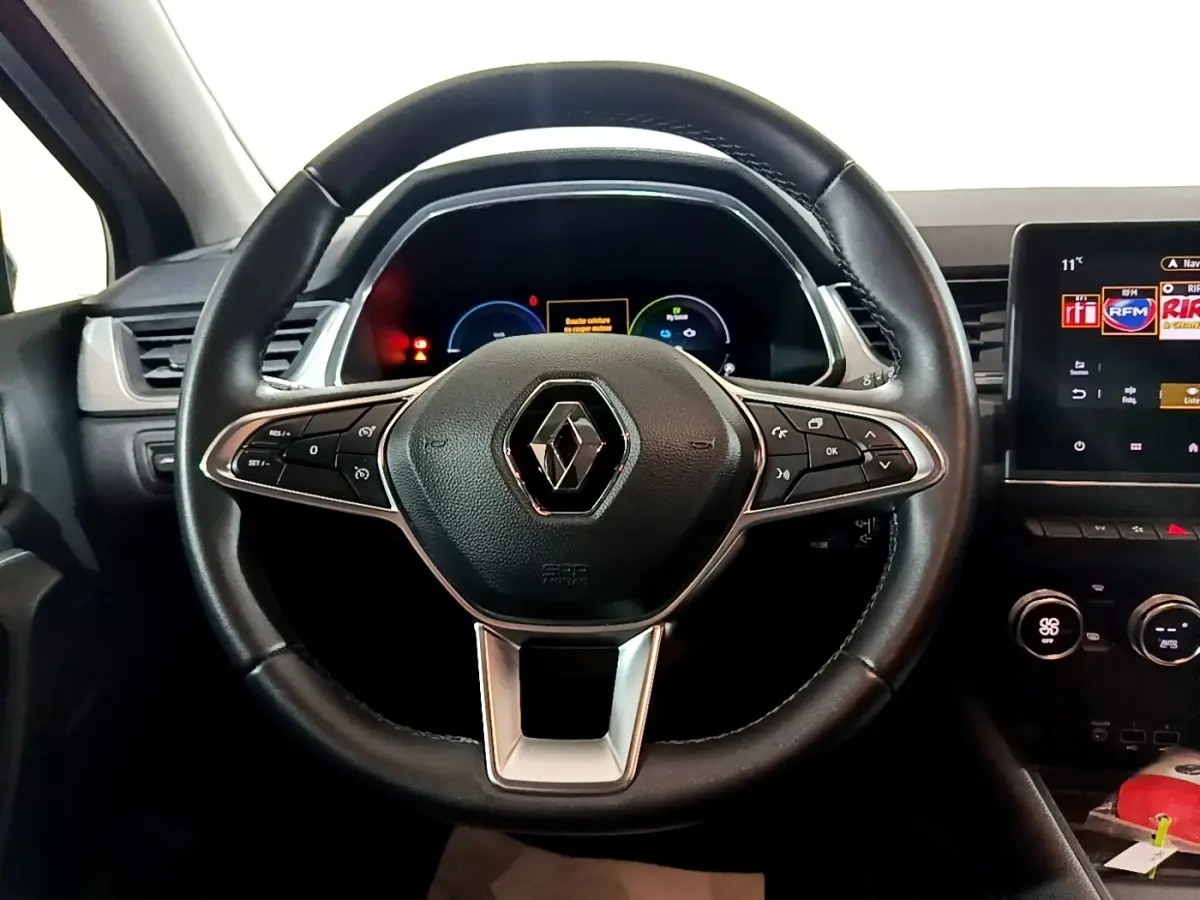 Vue frontale du volant en cuir noir du Renault Captur Intens E-Tech hybride rechargeable 2021 avec tableau de bord numérique et écran tactile.