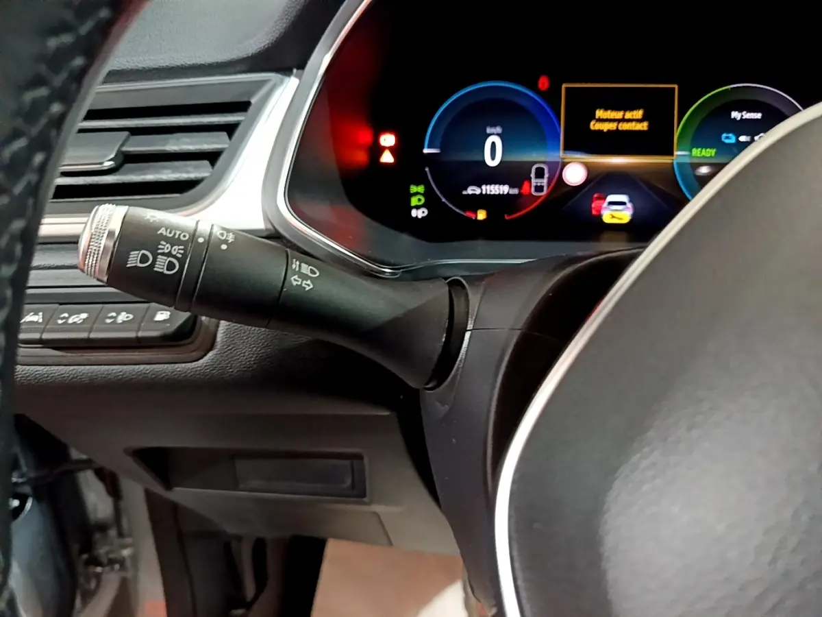 Gros plan sur le combiné d'instruments numérique du Renault Captur Intens E-Tech, affichage multifonctions allumé.