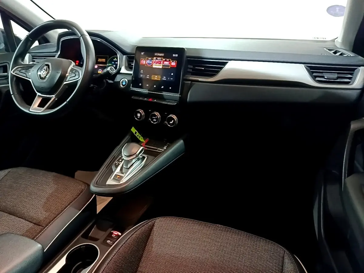 Vue intérieure avant droite du tableau de bord et console centrale du Renault Captur Intens E-Tech hybride rechargeable 2021.