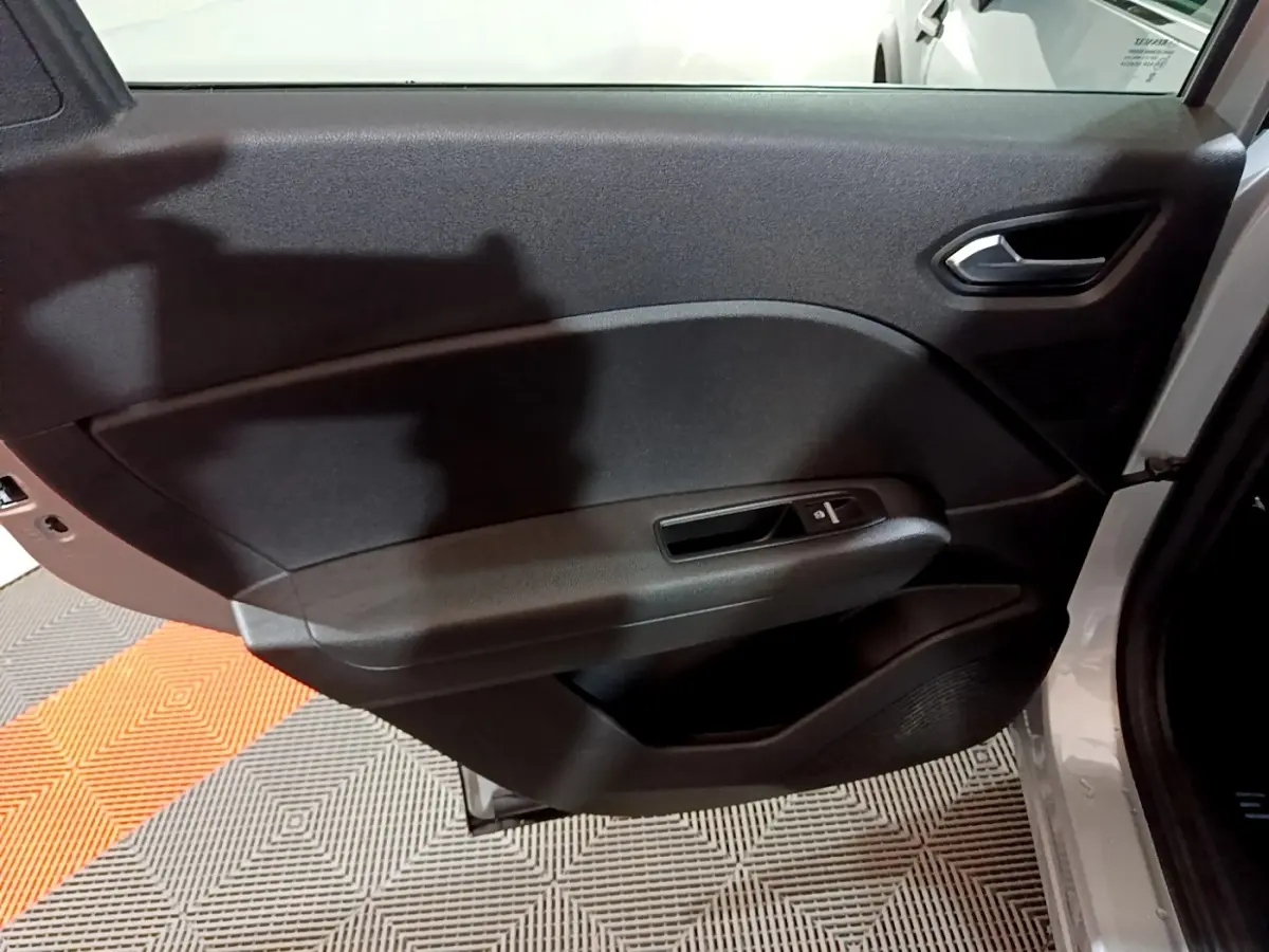 Vue rapprochée de la porte arrière droite gris clair du Renault Captur Intens E-Tech 2021 avec poignée et commande de vitre.