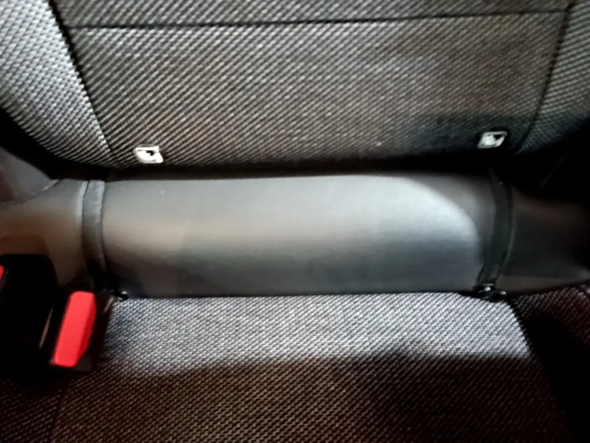 Gros plan sur la banquette arrière grise du Renault Captur Intens E-Tech 2021 avec ceinture de sécurité rouge visible.