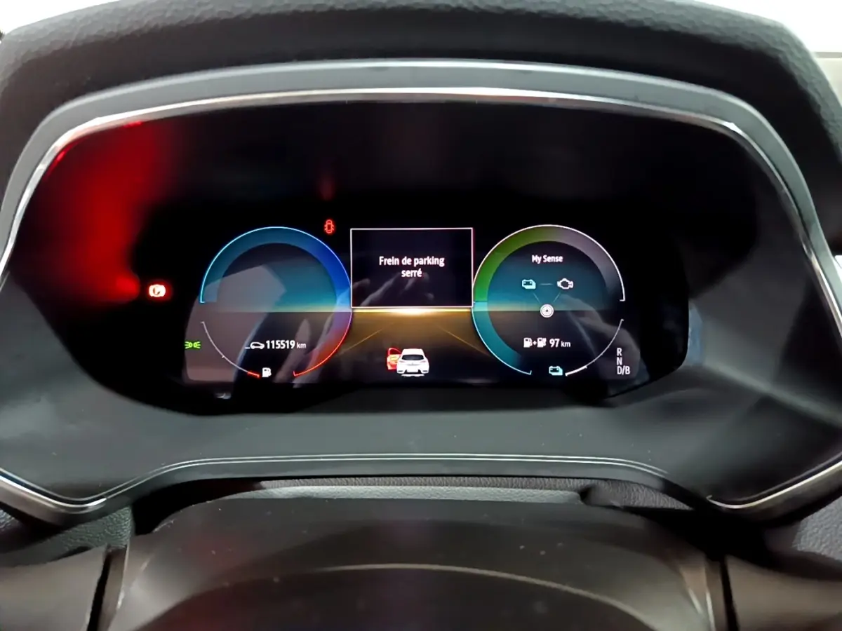 Affichage numérique du combiné d'instruments du Renault Captur Intens E-Tech hybride 2021, vue frontale.