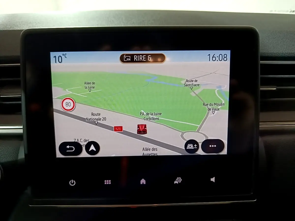 Écran tactile central du tableau de bord du Renault Captur Intens E-Tech hybride rechargeable, affichant la navigation GPS.