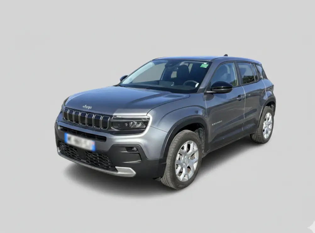Jeep Avenger gris en 3/4 avant droit, avec calandre distinctive et jantes alliage 17 pouces visibles.