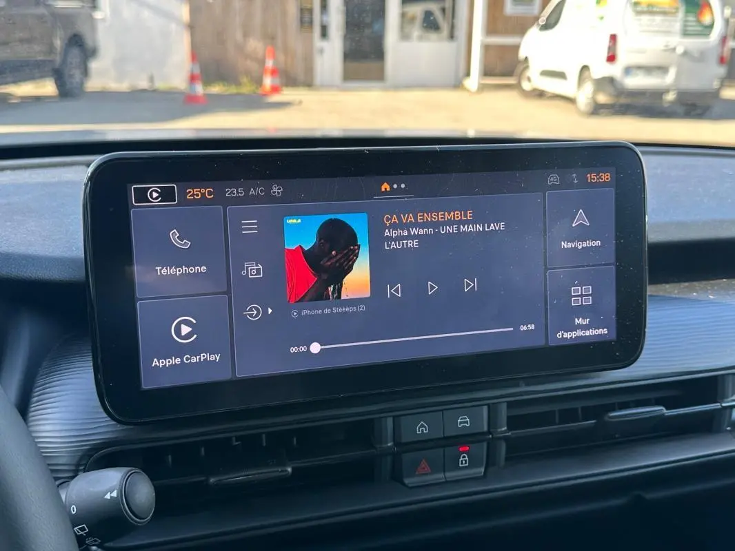 Écran tactile central de la Jeep Avenger 2025 affichant la musique et les options Apple CarPlay, vue intérieure frontale.