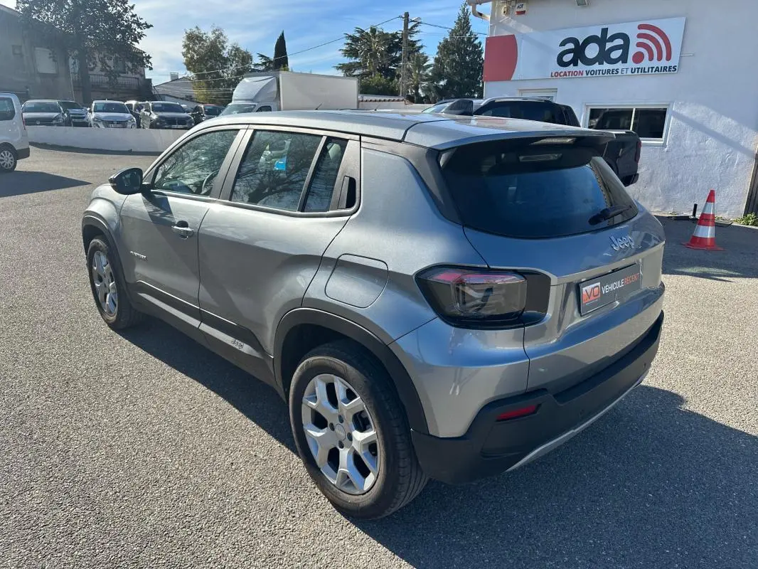 Jeep Avenger gris vue 3/4 arrière droit, jantes alliage 17 pouces, vitres teintées et feux arrière LED.