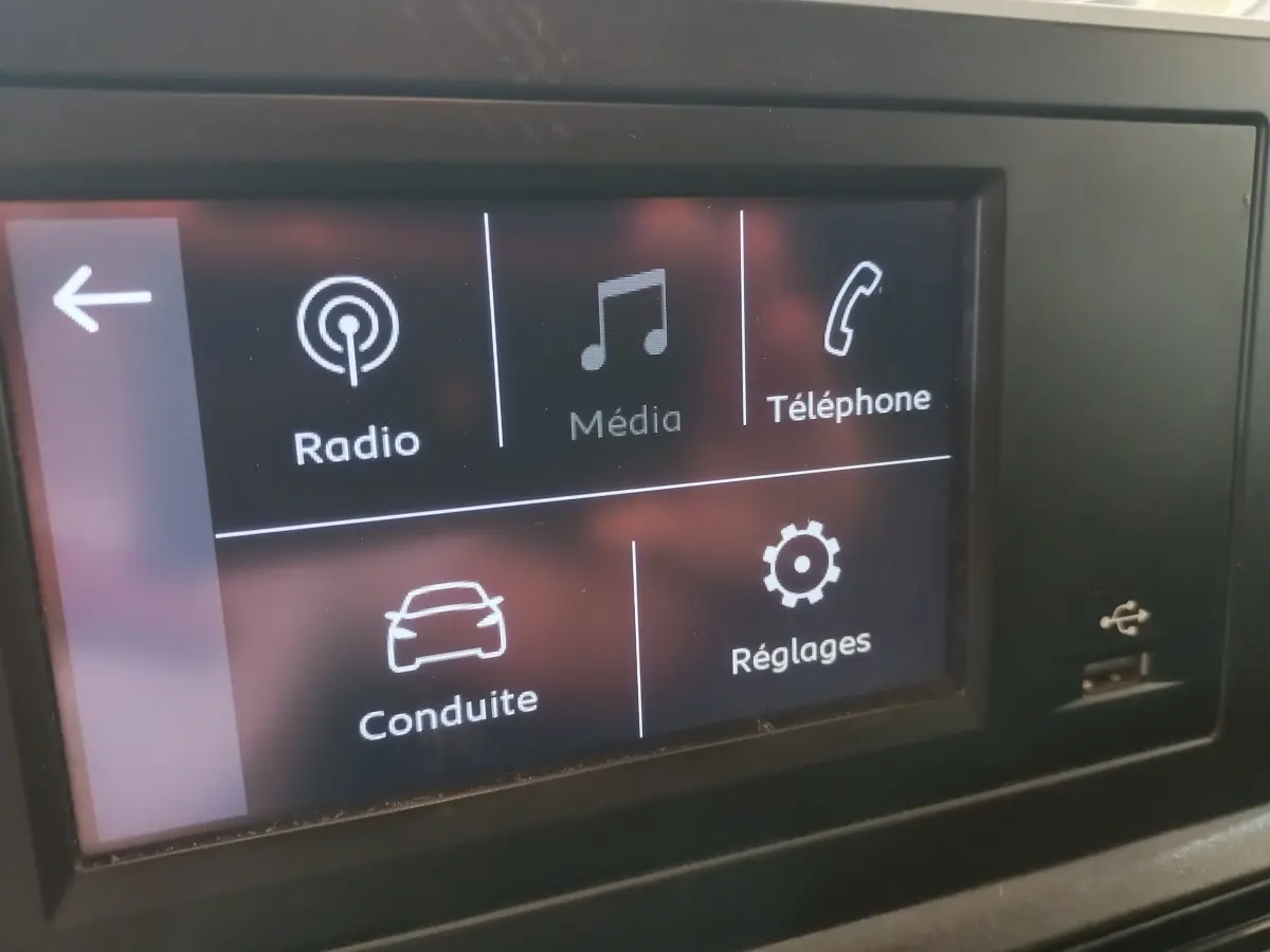 Écran tactile central du Peugeot Partner 2021 affichant les options Radio, Média, Téléphone, Conduite et Réglages.