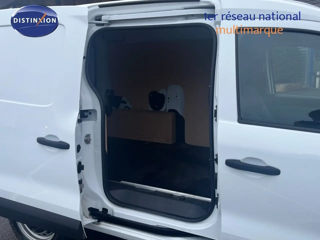 Renault Express Van blanc glacier vu de côté gauche avec porte latérale ouverte montrant l'espace de chargement vide