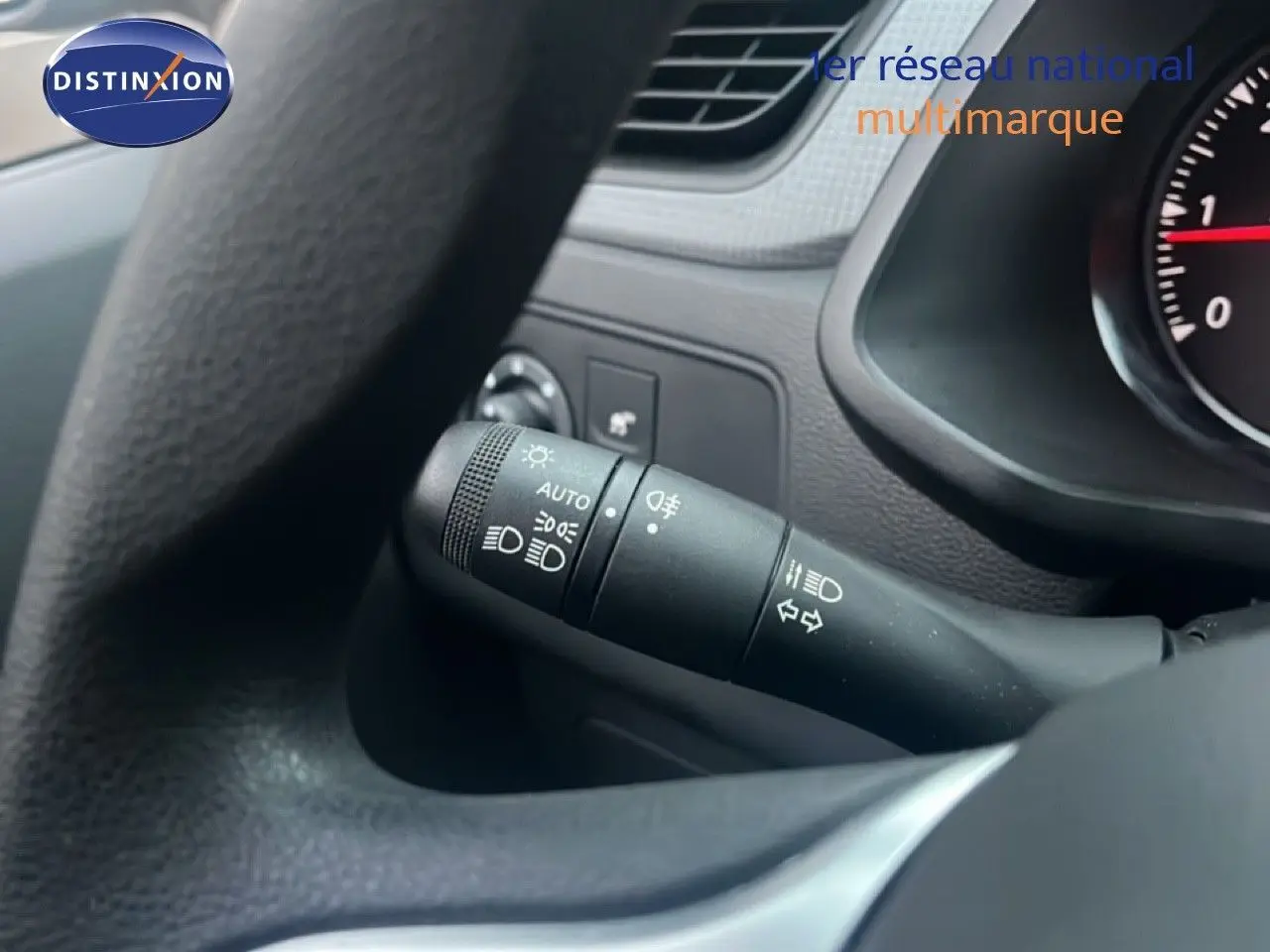 Gros plan sur la commande des phares et clignotants à gauche du volant dans un Renault Express Van blanc glacier 2023.