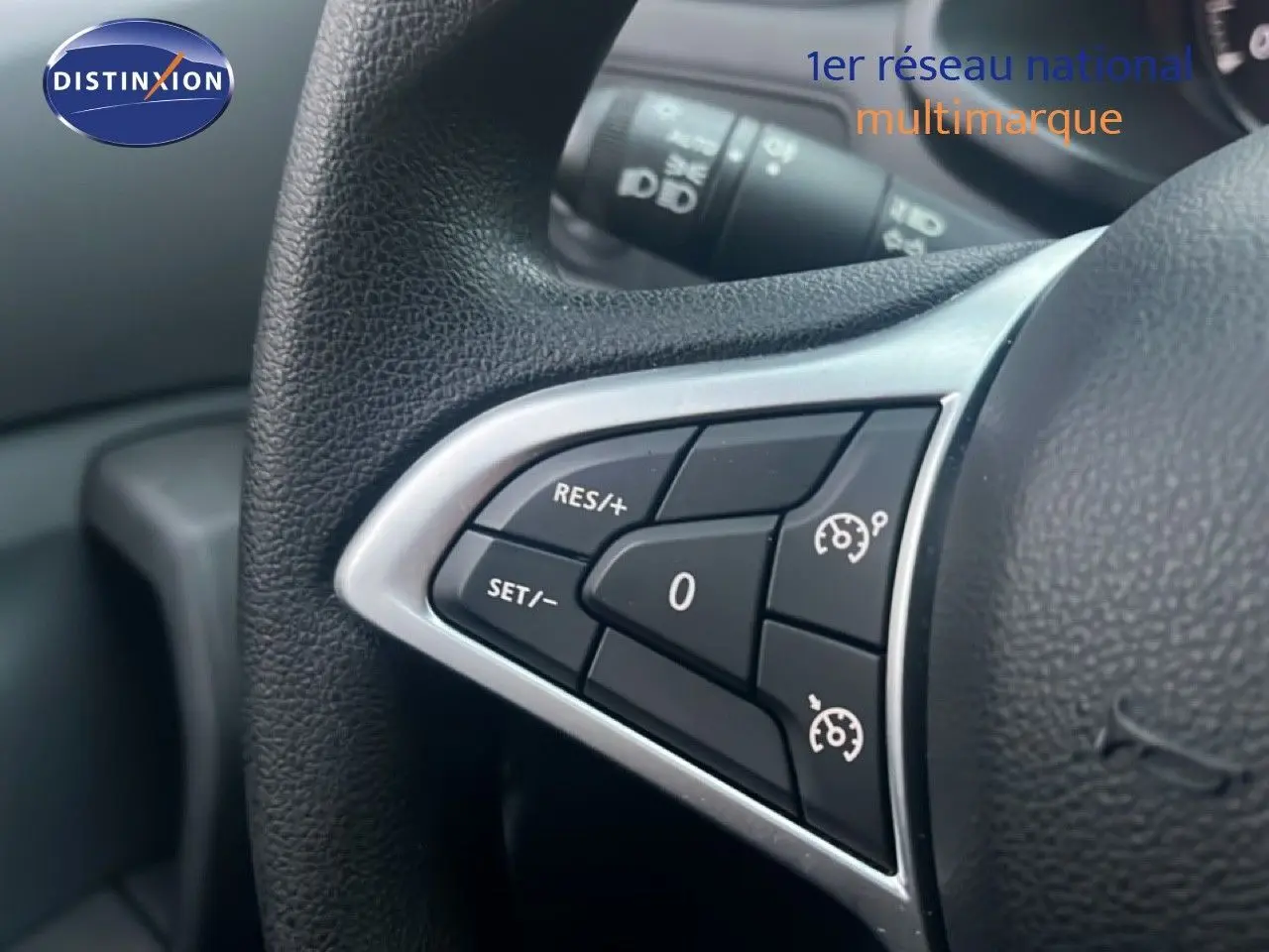 Gros plan sur les commandes de régulateur de vitesse au volant d'un Renault Express Van blanc glacier 2023.