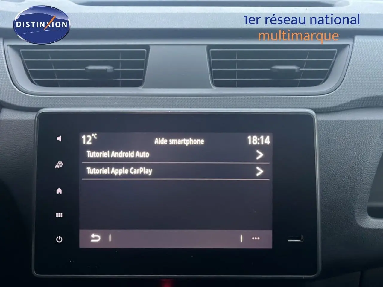 Vue rapprochée de l'écran tactile du tableau de bord du Renault Express Van blanc glacier 2023 affichant les tutoriels Android Auto et Apple CarPlay.