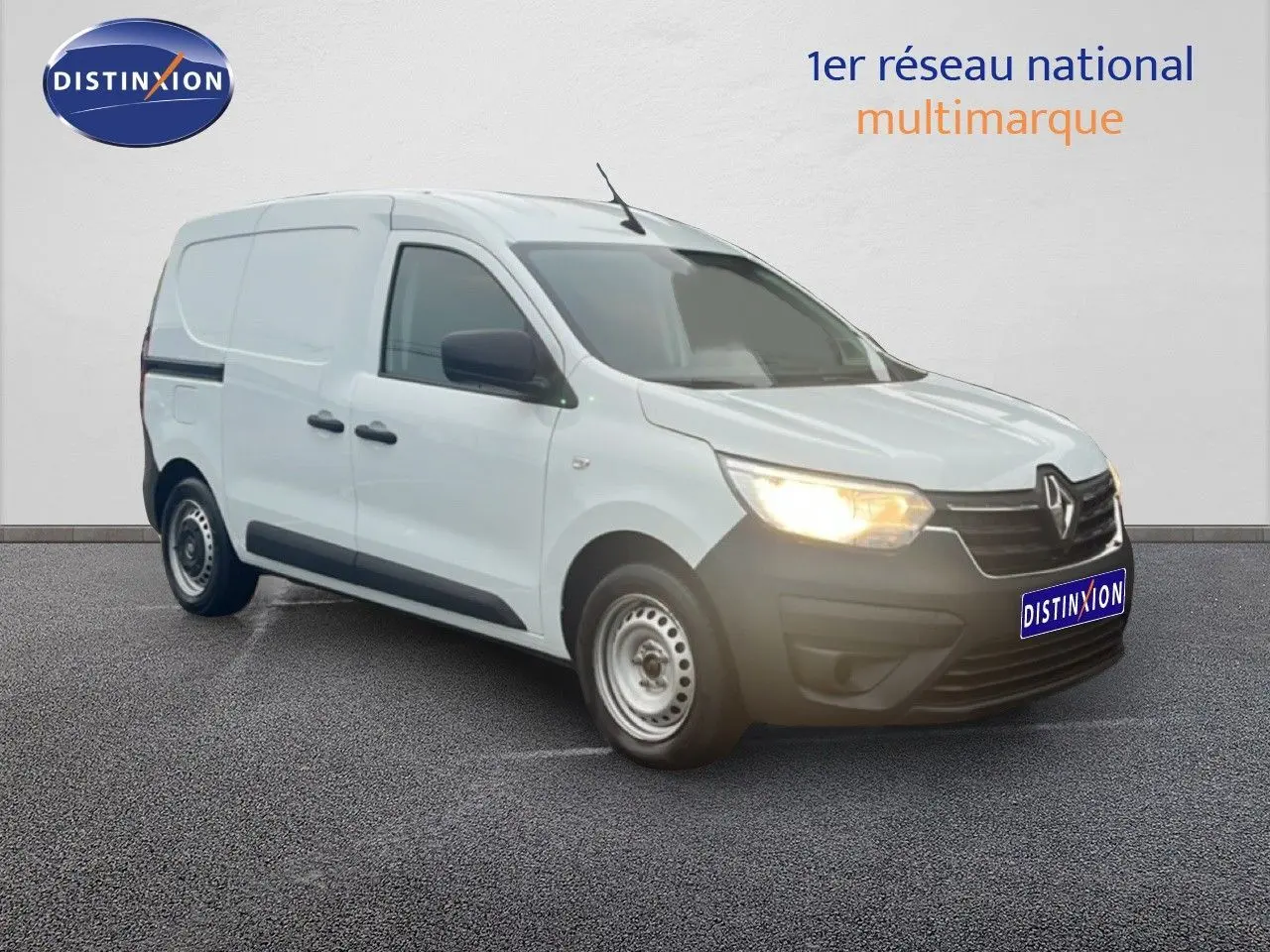 Renault Express Van blanc glacier vu de 3/4 avant droit avec phare avant allumé sur fond neutre.