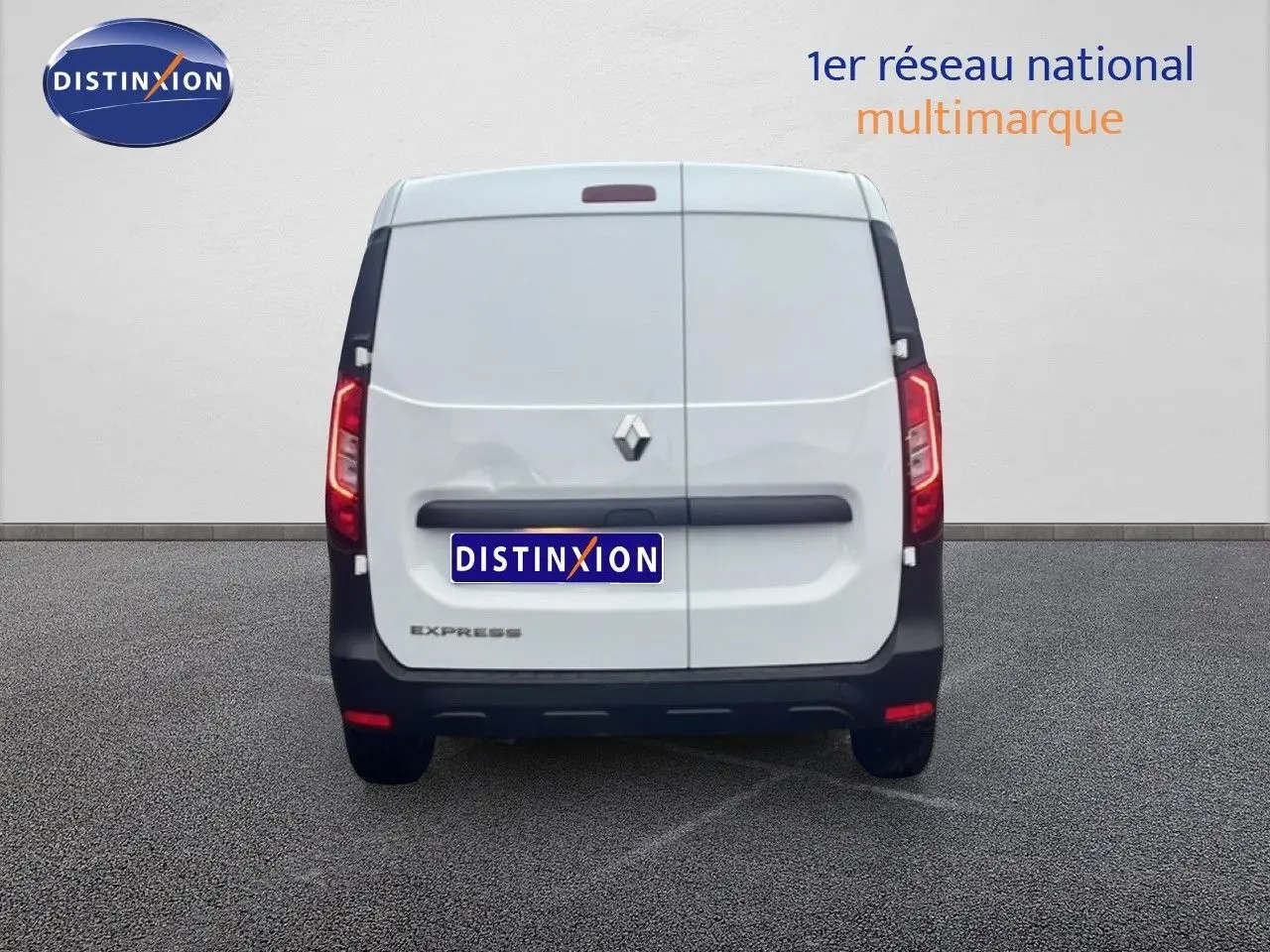 Vue arrière d'un Renault Express Van blanc glacier, avec portes battantes et feux rouges verticaux visibles.