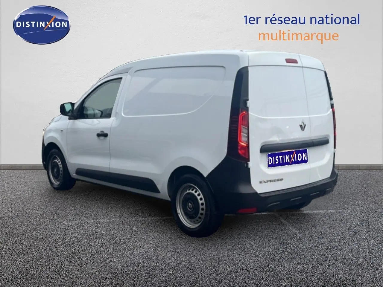 Renault Express Van blanc glacier vu en 3/4 arrière droit, avec logo et pare-chocs noirs contrastants.