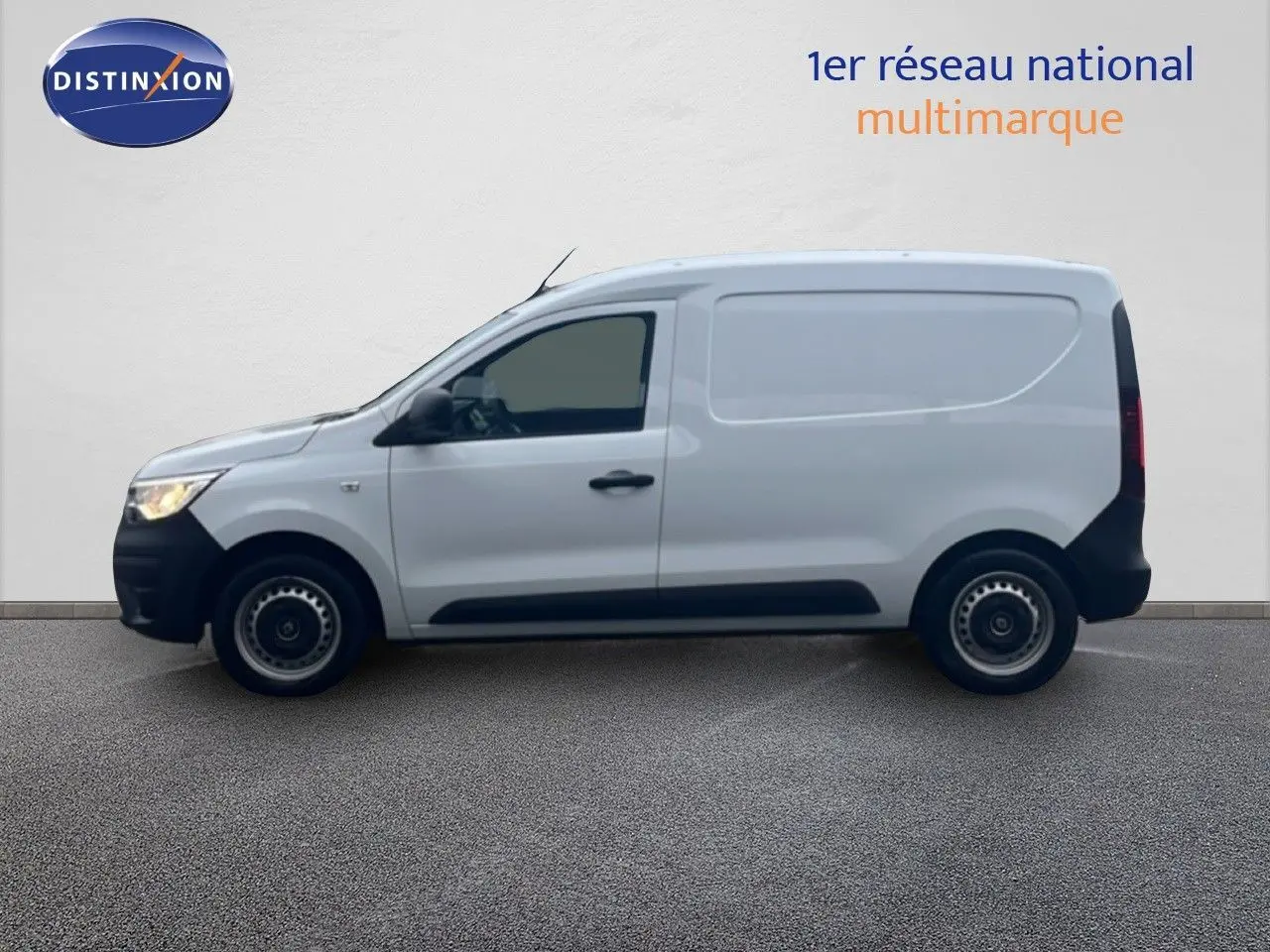 Profil côté gauche d'un utilitaire Renault Express Van blanc glacier 2023 avec jantes acier et pare-chocs noirs.