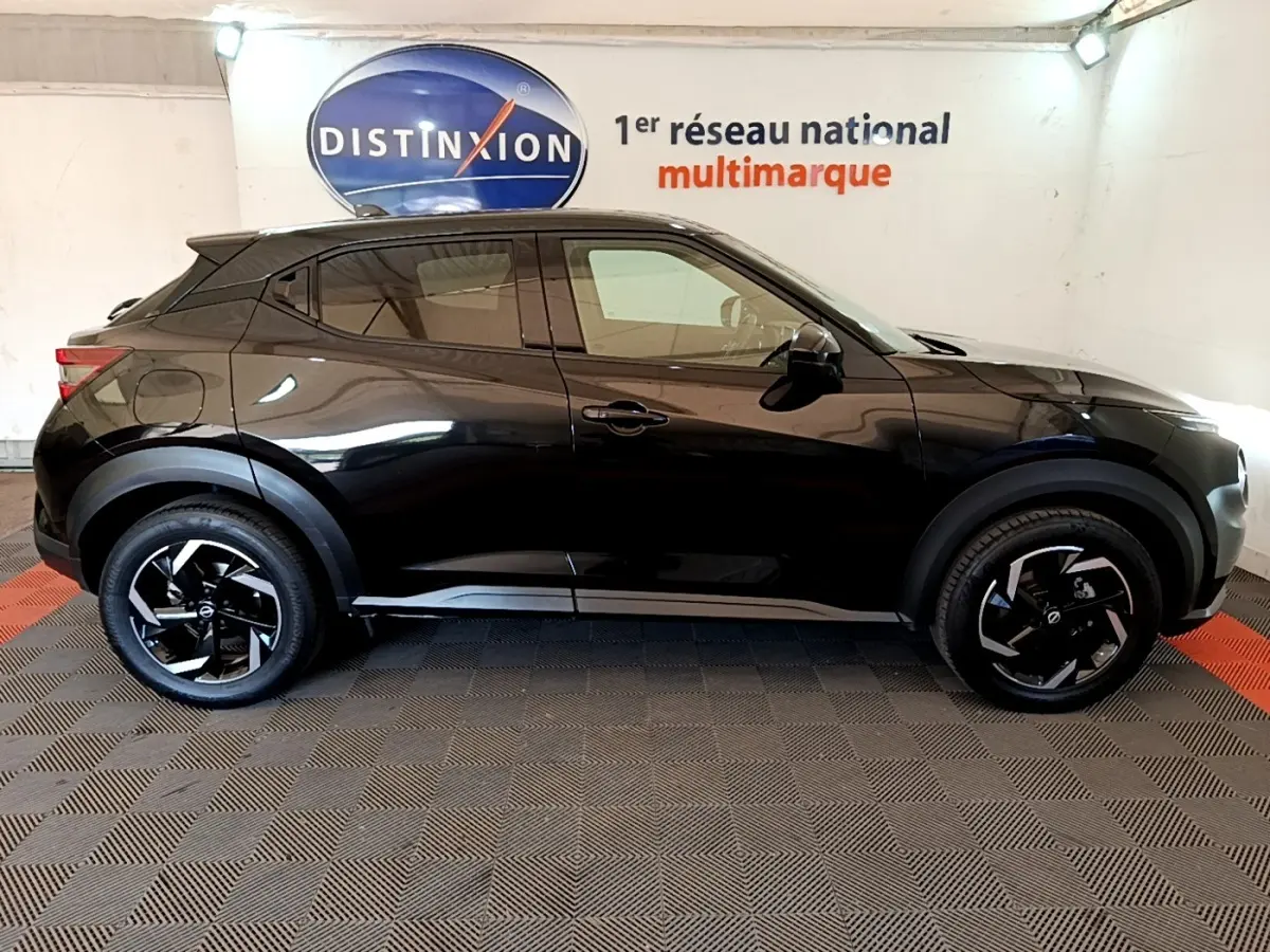 Profil côté gauche du Nissan Juke DIG-T 114 DCT noir 2022 avec jantes noires et détails de carrosserie noirs.