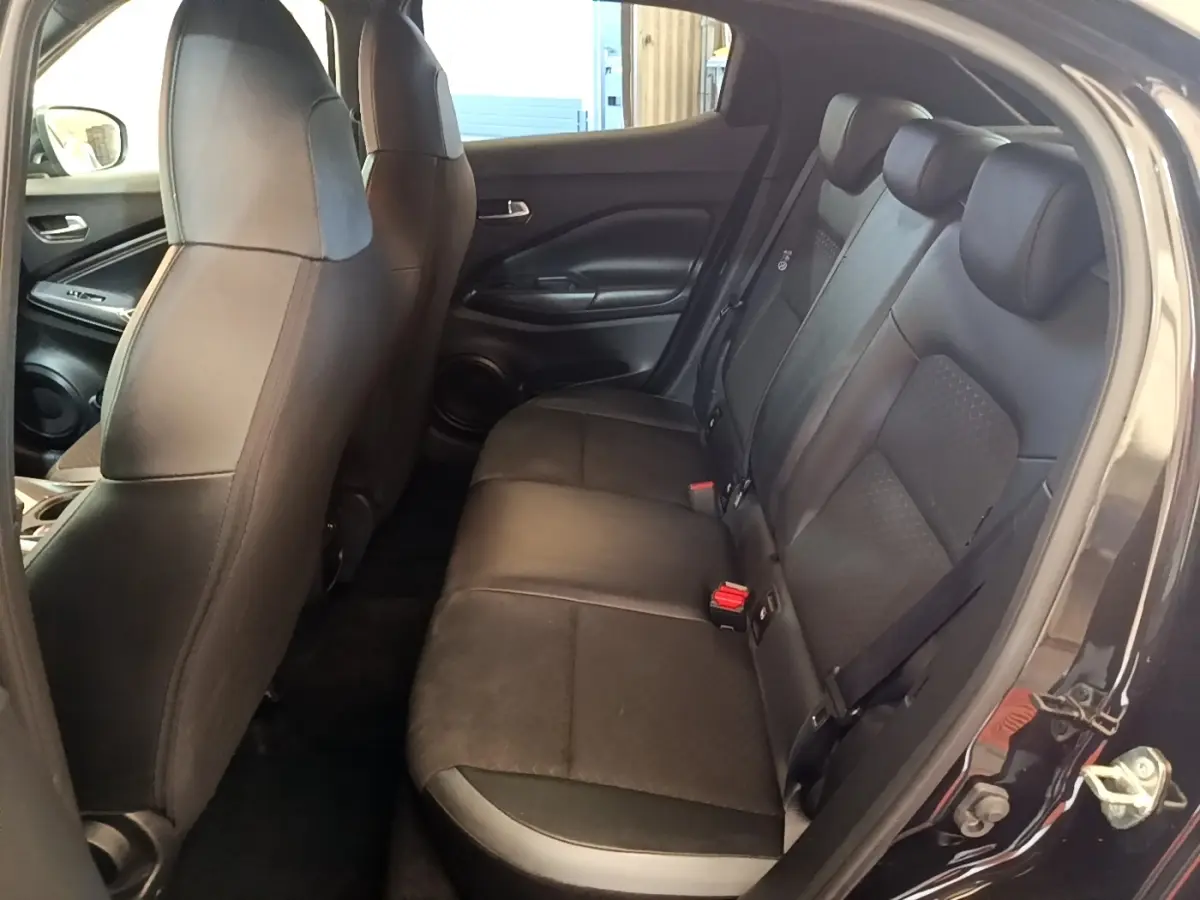 Vue intérieure côté droit montrant la banquette arrière noire du Nissan Juke DIG-T 114 DCT 2022 avec sièges 3 places.