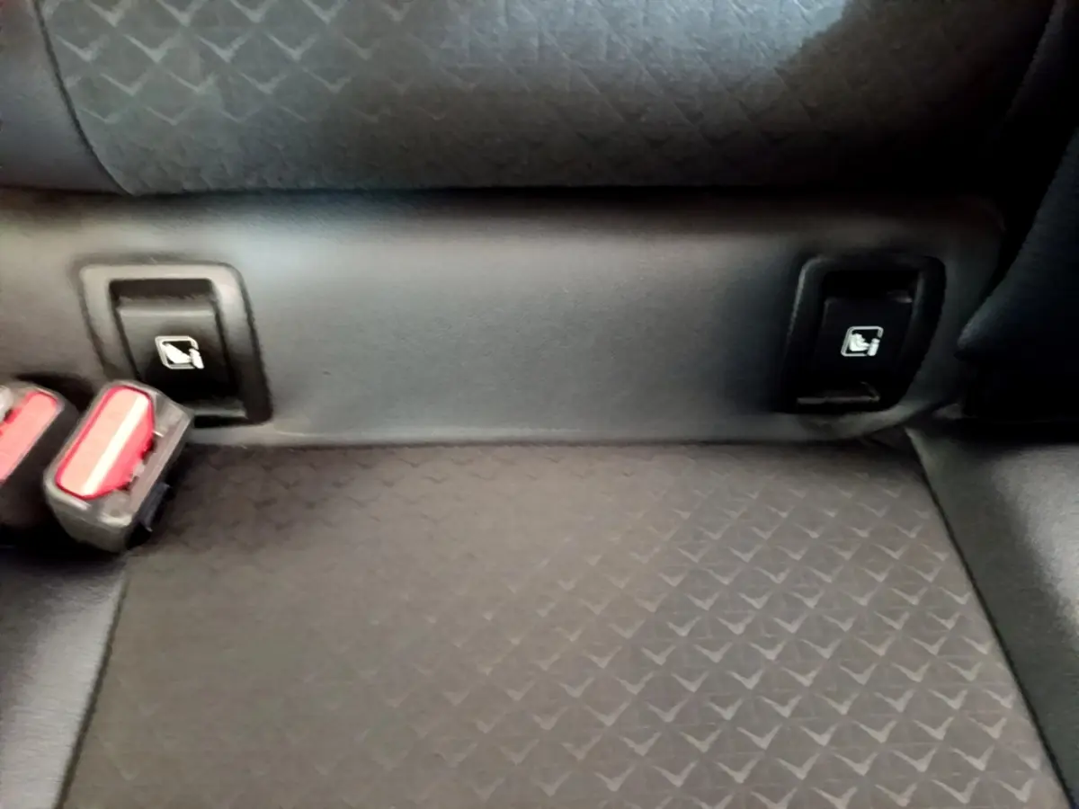 Détail des attaches Isofix sur la banquette arrière noire du Nissan Juke DIG-T 114 DCT 2022.