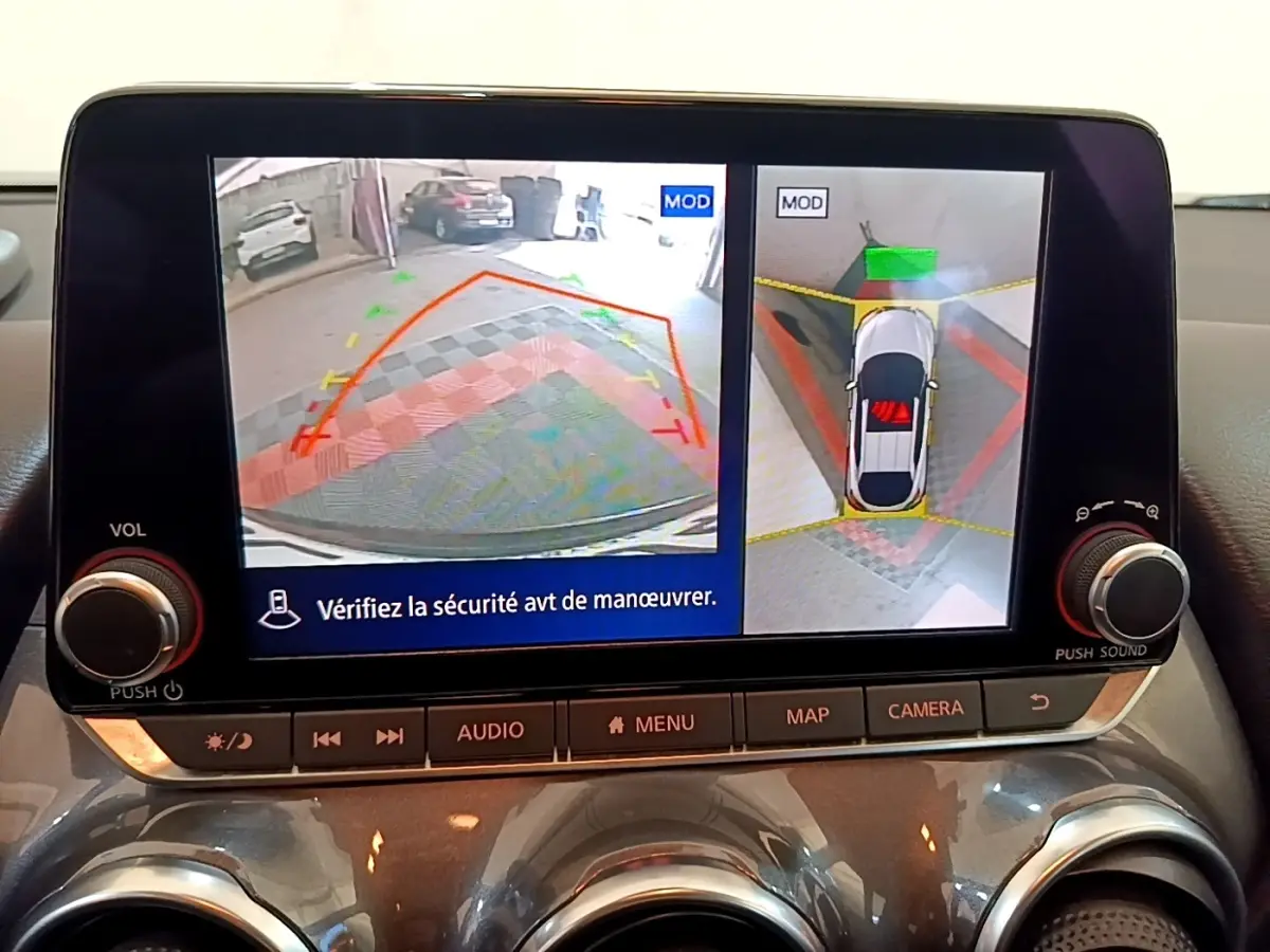 Écran tactile central du Nissan Juke noir 2022 montrant la caméra de recul et la vue à 360° en stationnement.