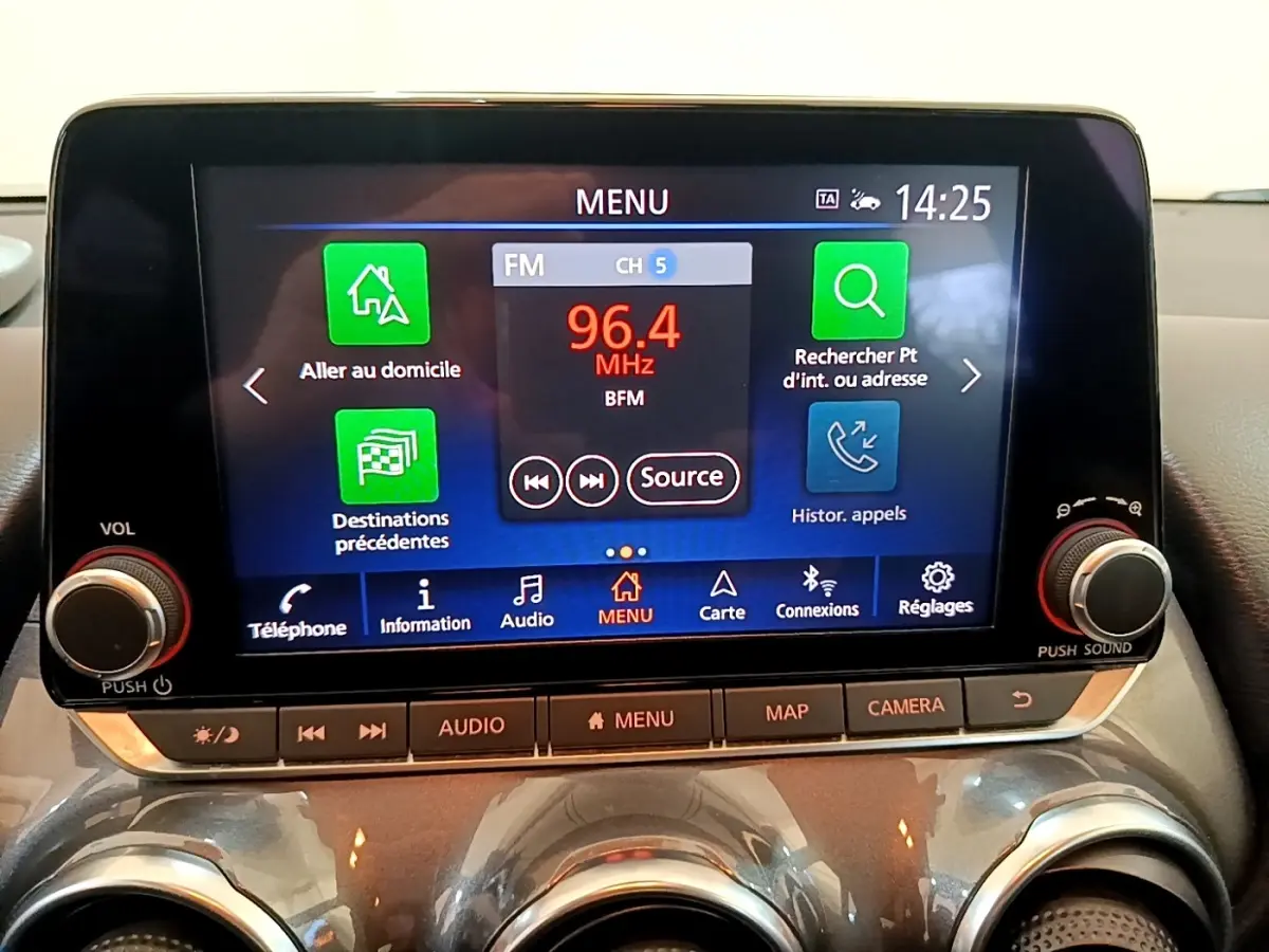 Écran tactile central du tableau de bord du Nissan Juke noir 2022 affichant le menu radio et navigation.