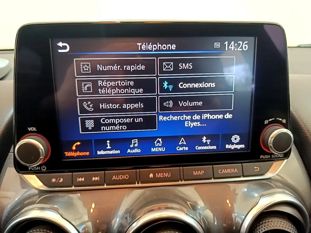 Écran tactile central du tableau de bord du Nissan Juke noir 2022 affichant le menu téléphone en gros plan.
