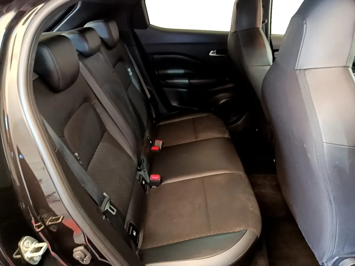 Vue intérieure côté gauche montrant la banquette arrière noire du Nissan Juke DIG-T 114 DCT 2022.
