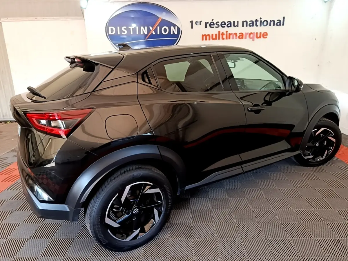 Vue 3/4 arrière droite du Nissan Juke noir 2022 avec jantes noires et feux arrière LED distinctifs.