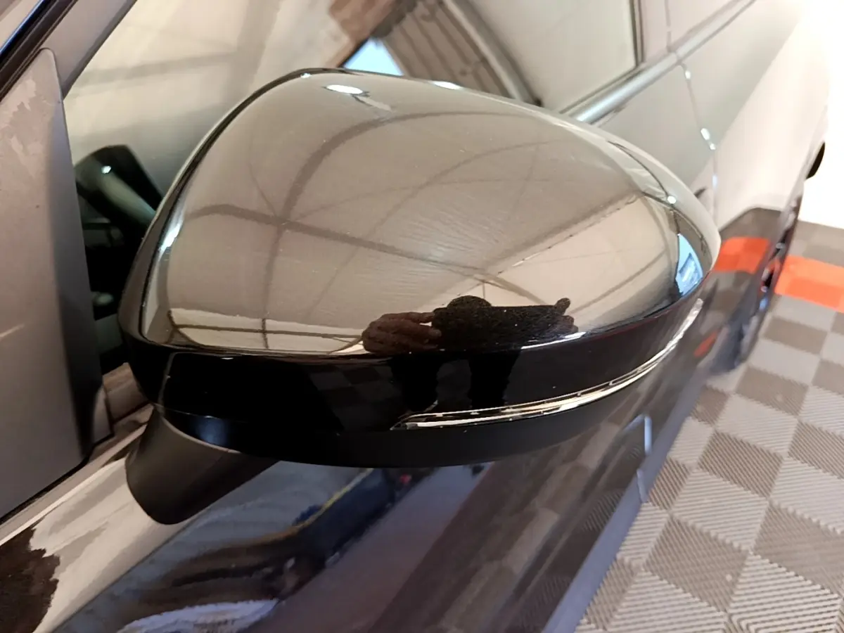 Rétroviseur droit noir brillant du Nissan Juke DIG-T 114 DCT 2022, avec clignotant intégré, vue rapprochée côté droit.