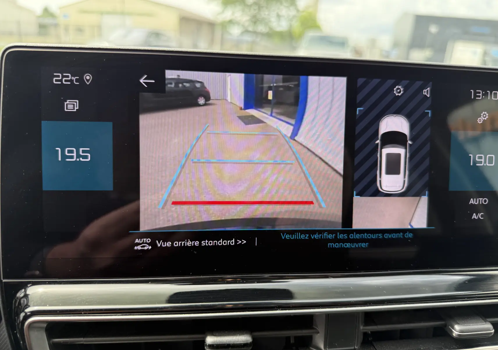 Écran intérieur montrant la caméra de recul et l'affichage de la température dans un Citroën C5 Aircross hybride 2025.