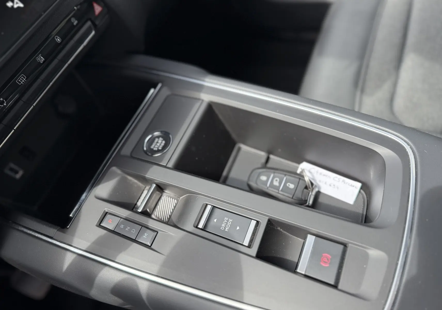 Vue rapprochée de la console centrale du Citroën C5 Aircross Hybrid 145 e-DSC6 Max 2025, avec clés et commandes de boîte auto.