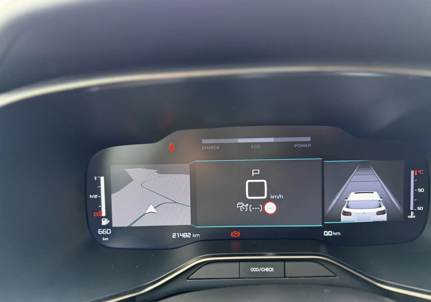 Tableau de bord numérique du Citroën C5 Aircross Hybrid 145 en vue frontale, affichant la navigation et la caméra de recul.