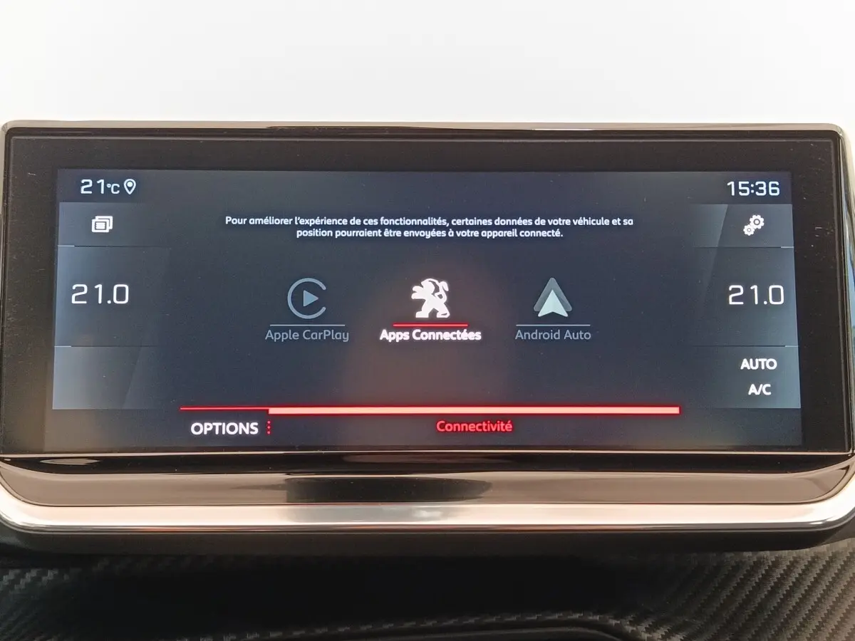 Écran tactile central de 10 pouces affichant Apple CarPlay et Android Auto dans une Peugeot 208 blanche.