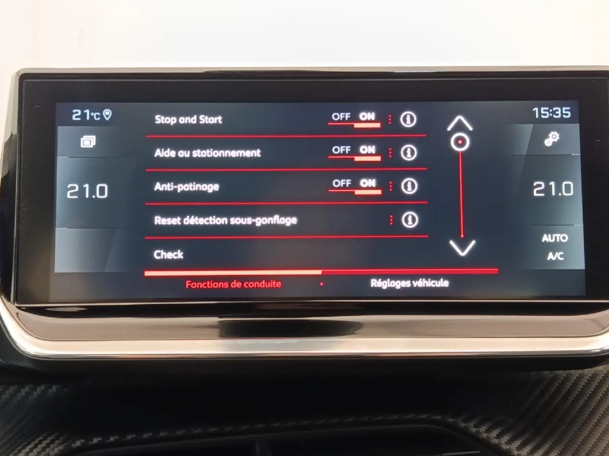 Écran tactile intérieur de la Peugeot 208 blanc, affichant les réglages d’aide à la conduite et climatisation.