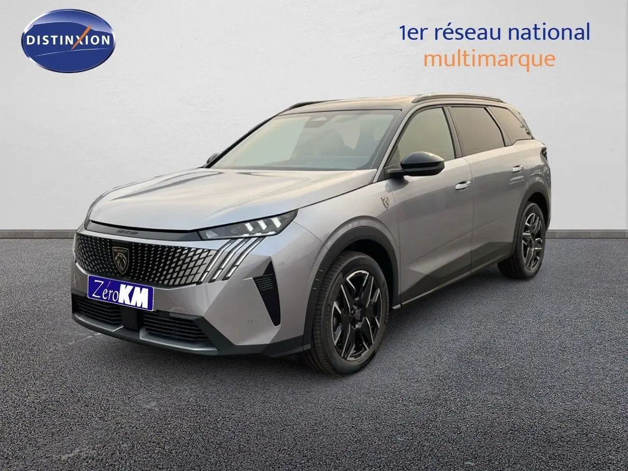 Peugeot 5008 Hybrid gris Artense métal avec toit noir, vue 3/4 avant mettant en valeur sa calandre distinctive.