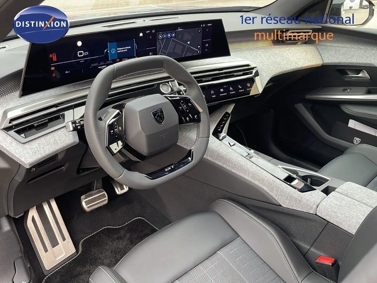 Intérieur moderne du Peugeot 5008 Hybrid 2025, vue côté conducteur sur tableau de bord numérique et volant compact noir.
