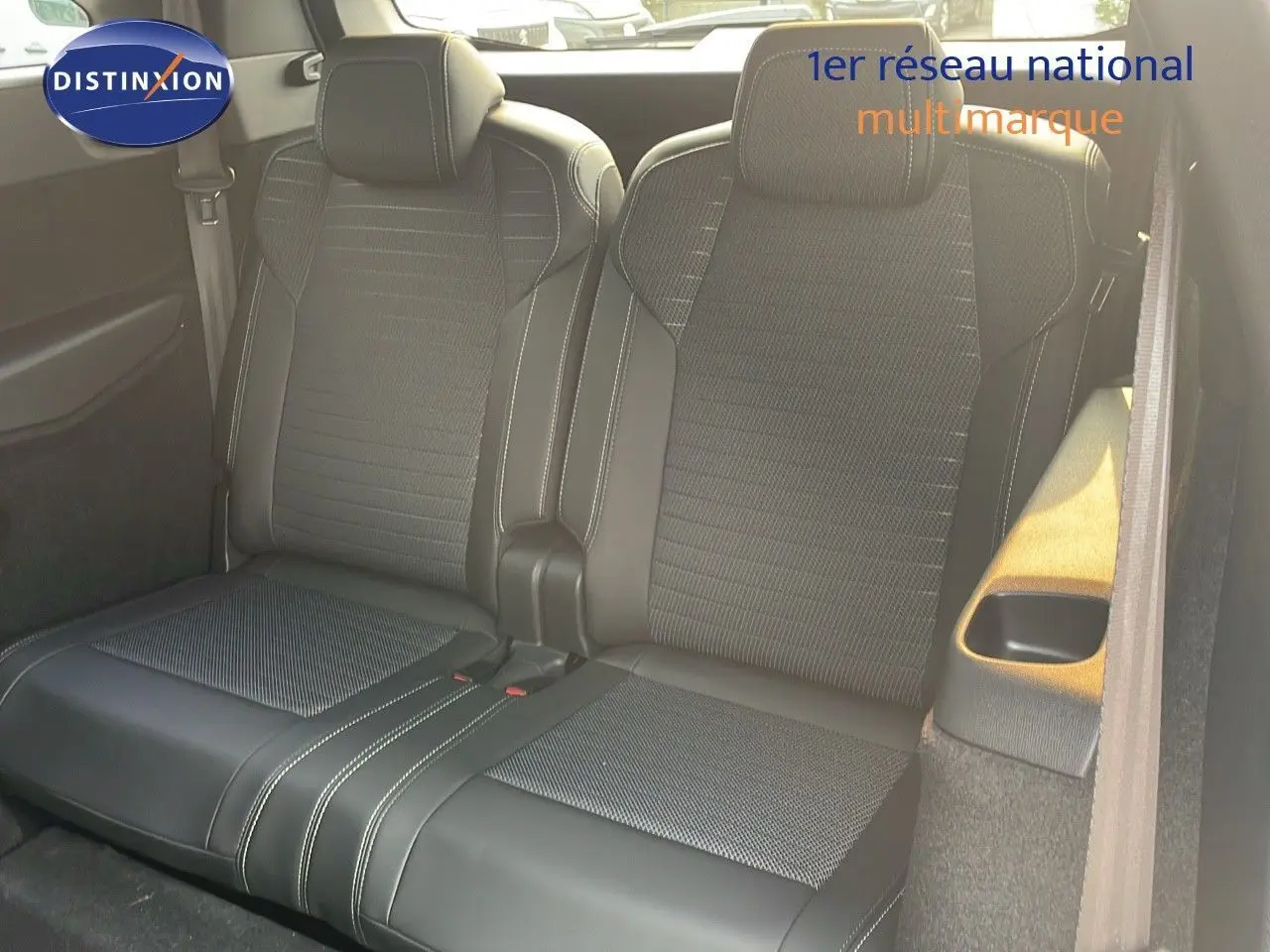 Banquette arrière en cuir noir avec surpiqûres blanches du Peugeot 5008 Hybrid 2025, vue intérieure côté droit.