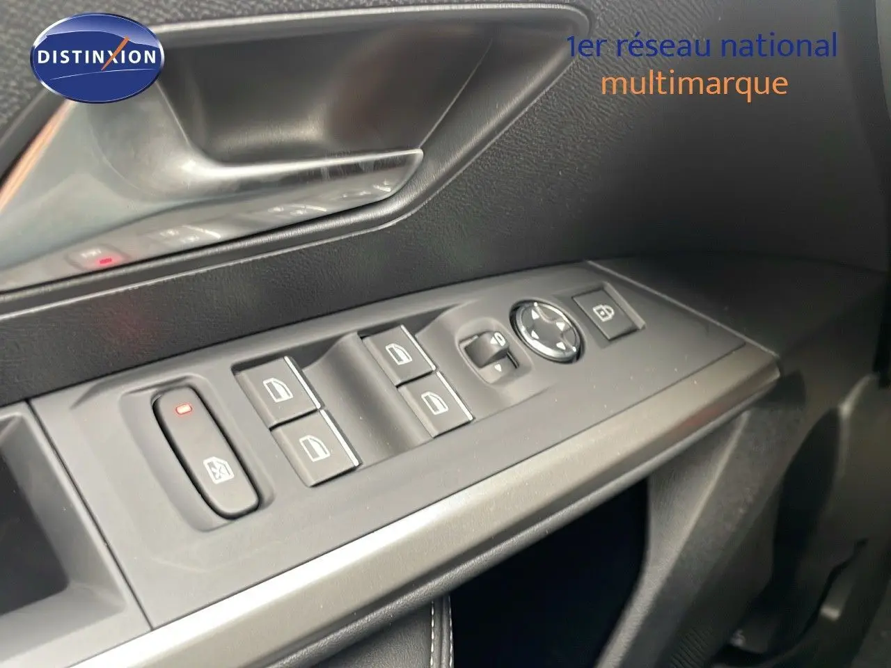 Gros plan sur les commandes des vitres et rétroviseurs côté conducteur du Peugeot 5008 gris Artense métal 2025.