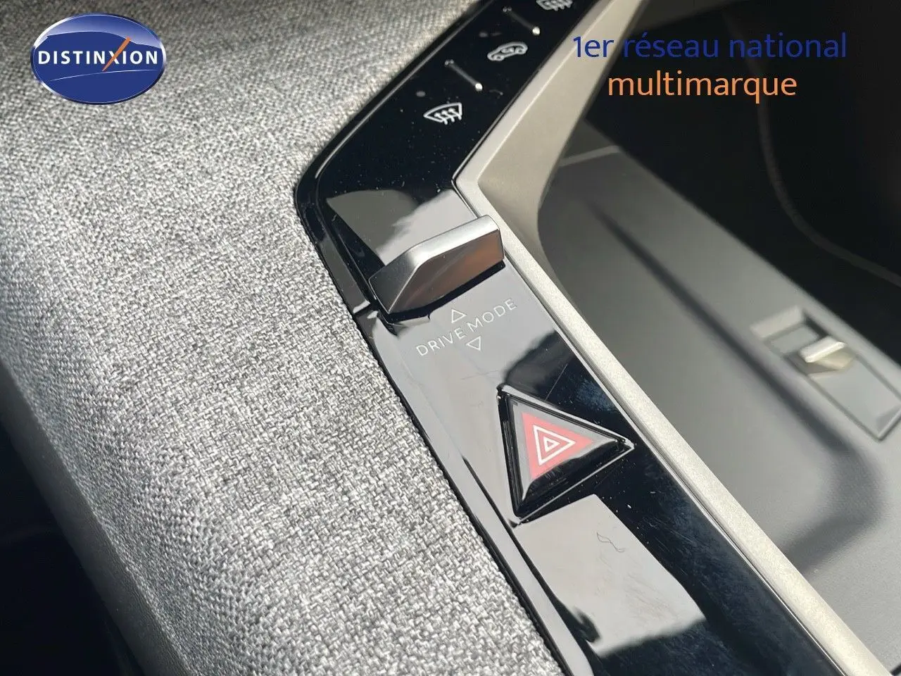 Détail de la console centrale du Peugeot 5008 gris Artense, mettant en valeur le bouton Drive Mode et le triangle de signal d'alerte.