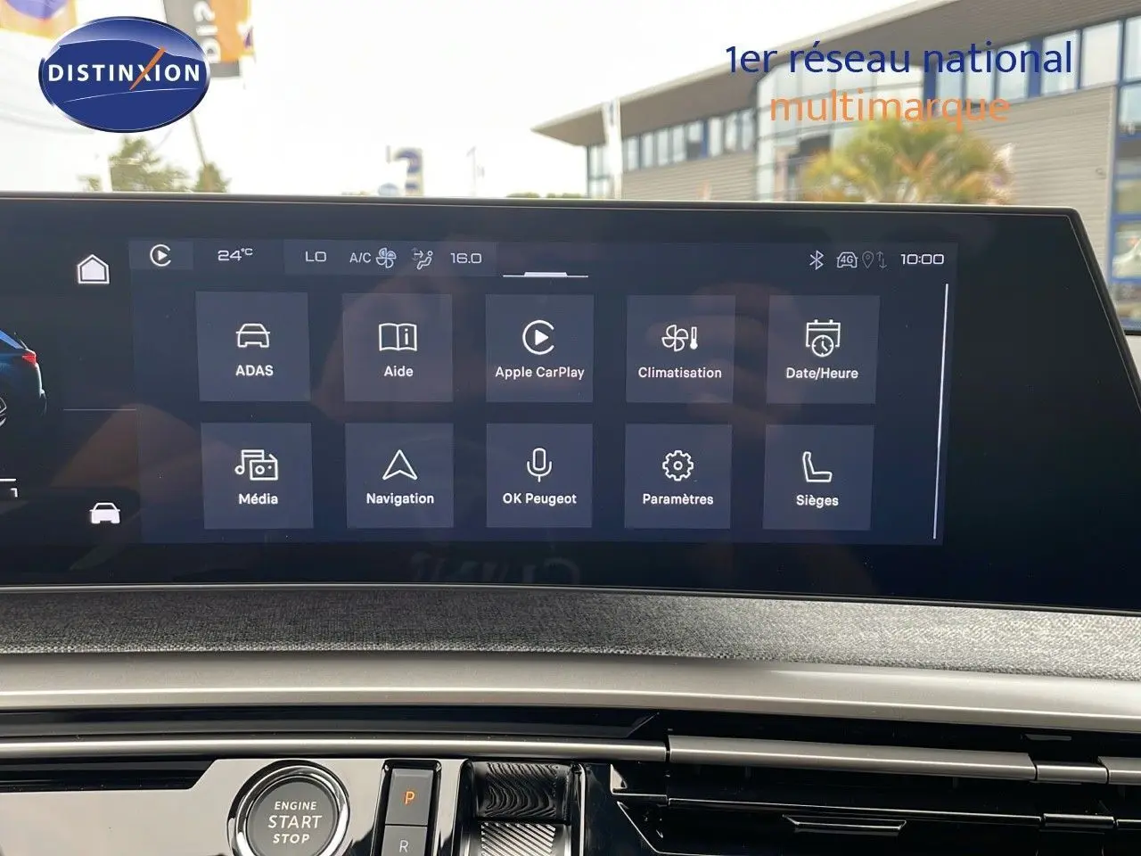 Écran tactile central du tableau de bord du Peugeot 5008 Hybrid 2025 avec interface multimédia et climatisation visible