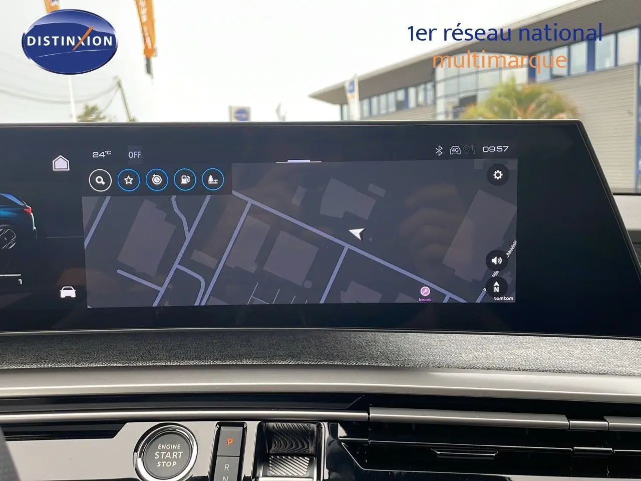 Écran tactile de navigation du Peugeot 5008 Hybrid 2025 avec tableau de bord moderne et bouton start/stop visible.