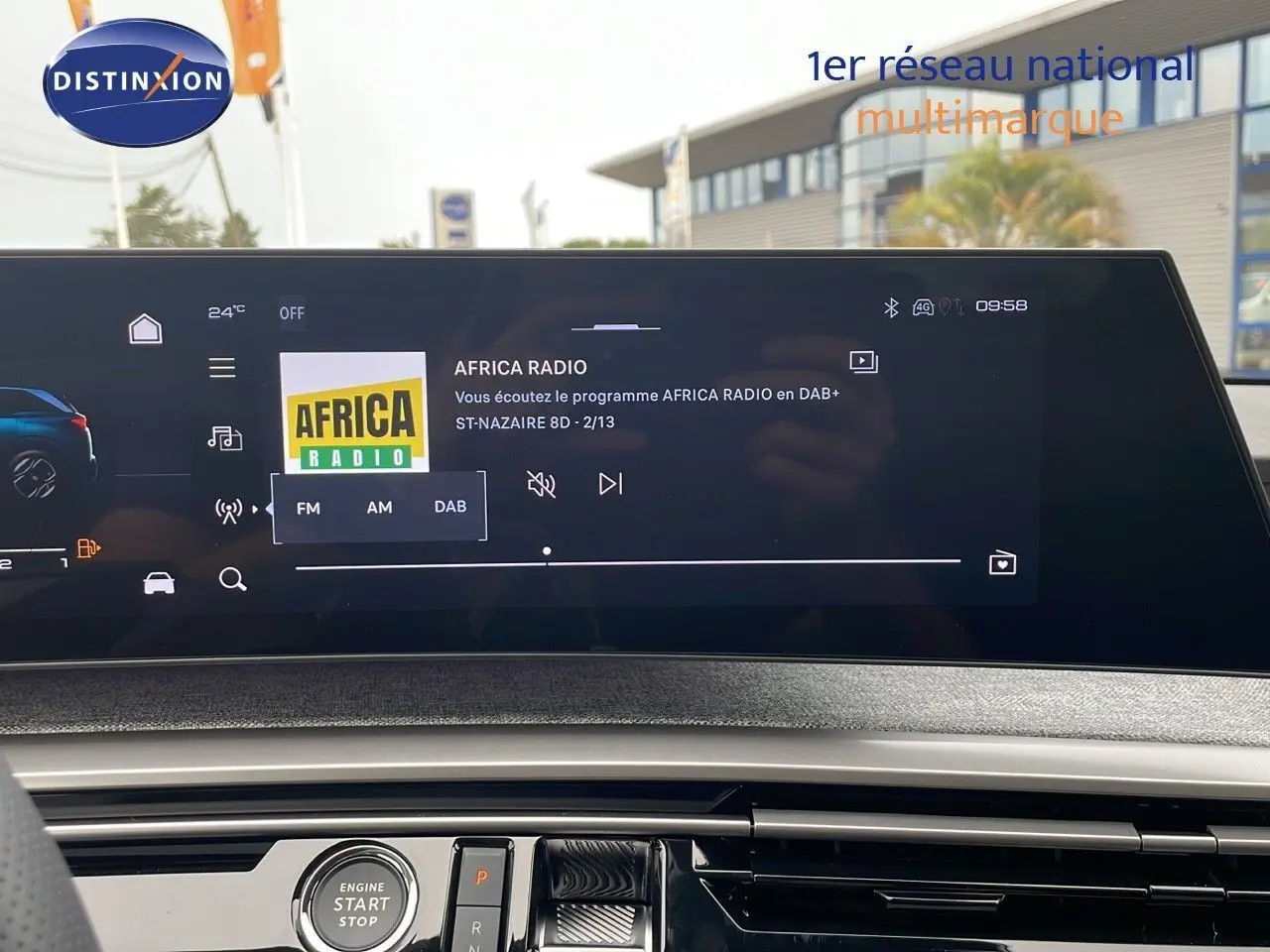 Vue intérieure du tableau de bord du Peugeot 5008 Hybrid gris avec écran tactile affichant la radio Africa Radio