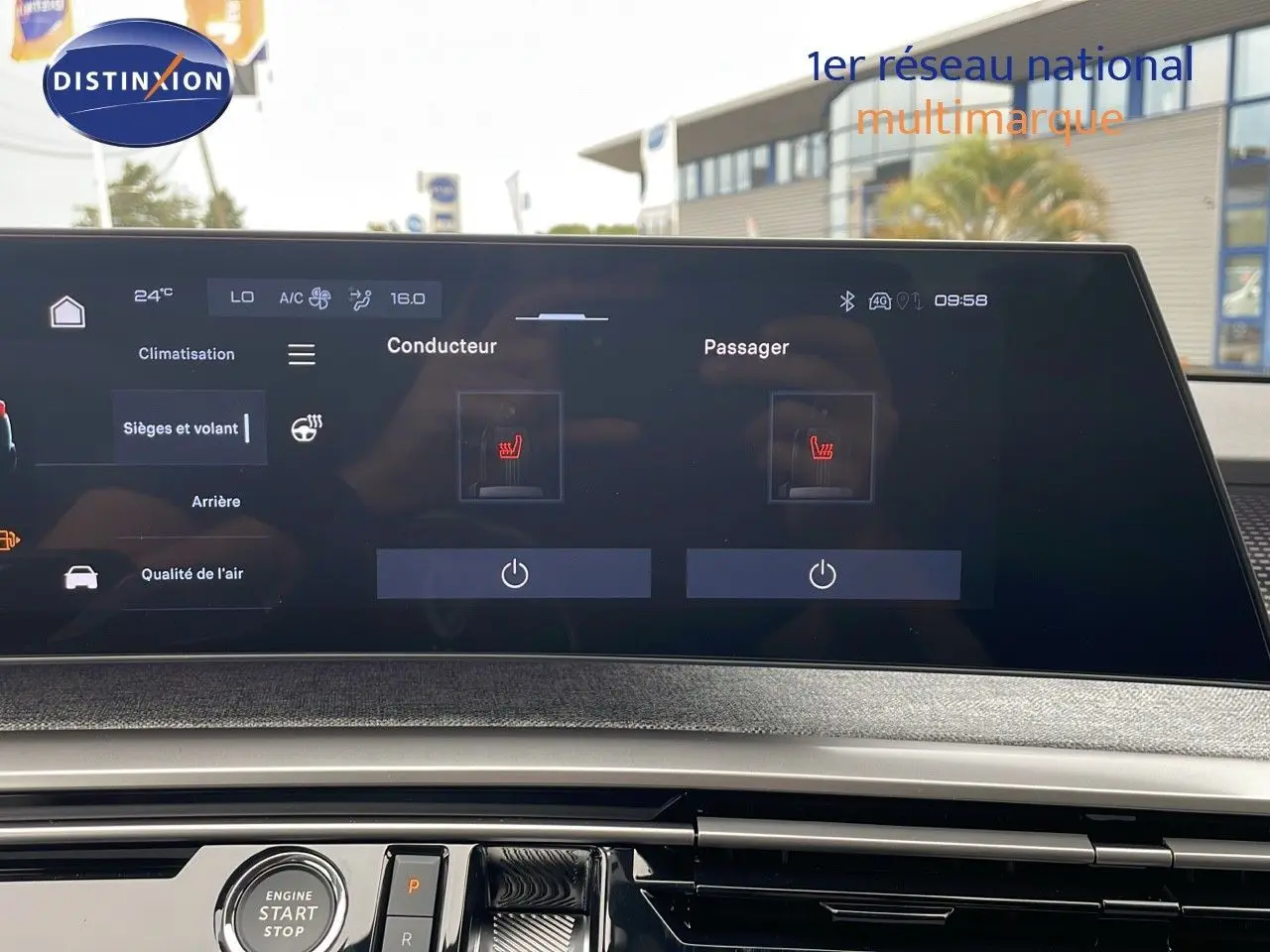 Écran tactile central du Peugeot 5008 Hybrid 136ch GT 2025 affichant les réglages de sièges chauffants et climatisation